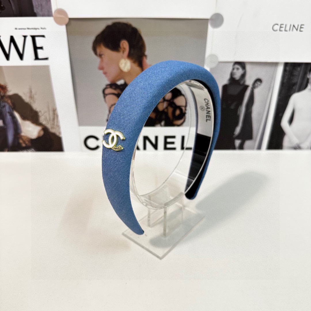  配专柜包装
Chanel（香奈儿）最新丹宁牛仔发箍
小仙女快入手
特殊材质 不嘞头
可盐可甜～