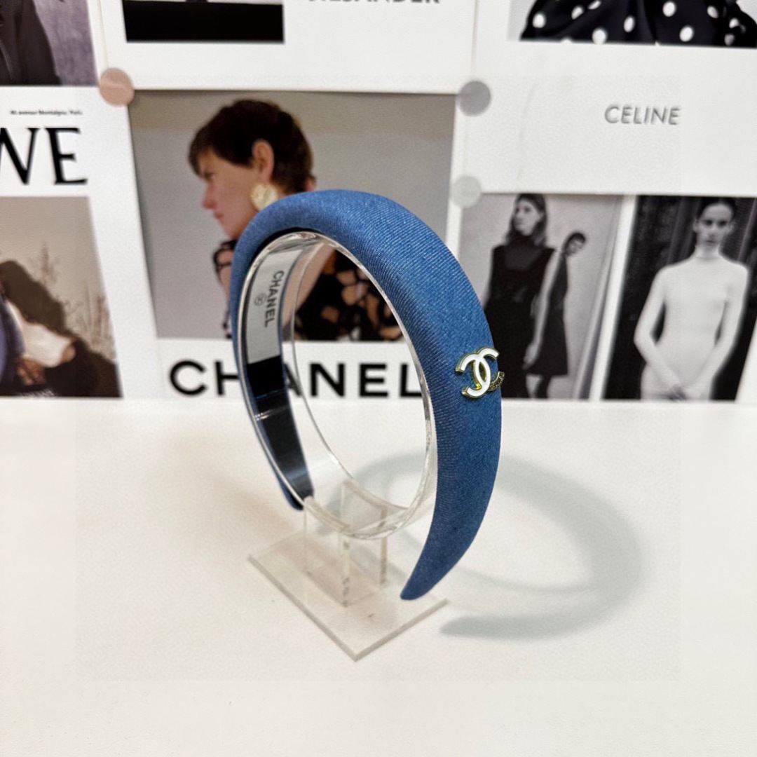  配专柜包装
Chanel（香奈儿）最新丹宁牛仔发箍
小仙女快入手
特殊材质 不嘞头
可盐可甜～