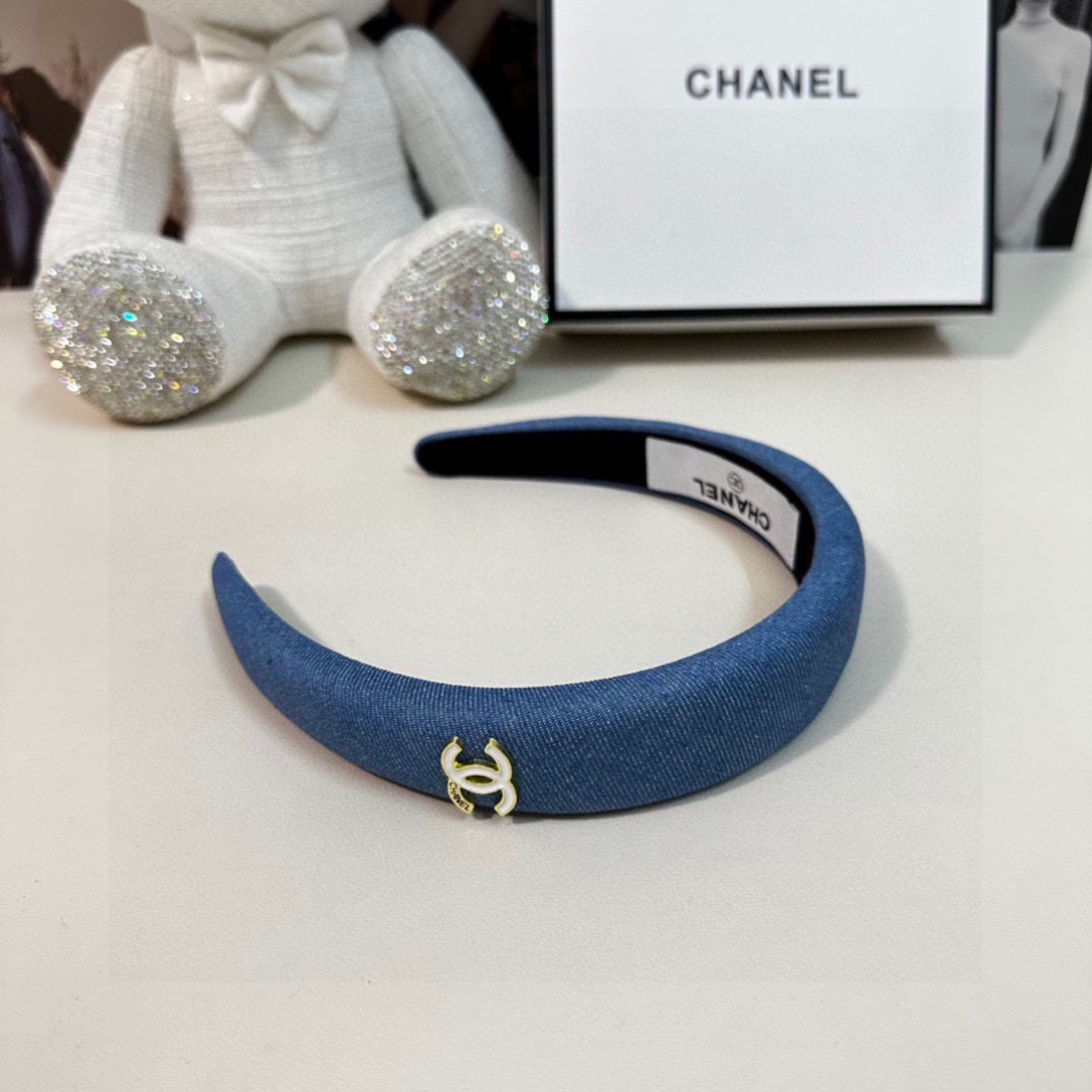  配专柜包装
Chanel（香奈儿）最新丹宁牛仔发箍
小仙女快入手
特殊材质 不嘞头
可盐可甜～