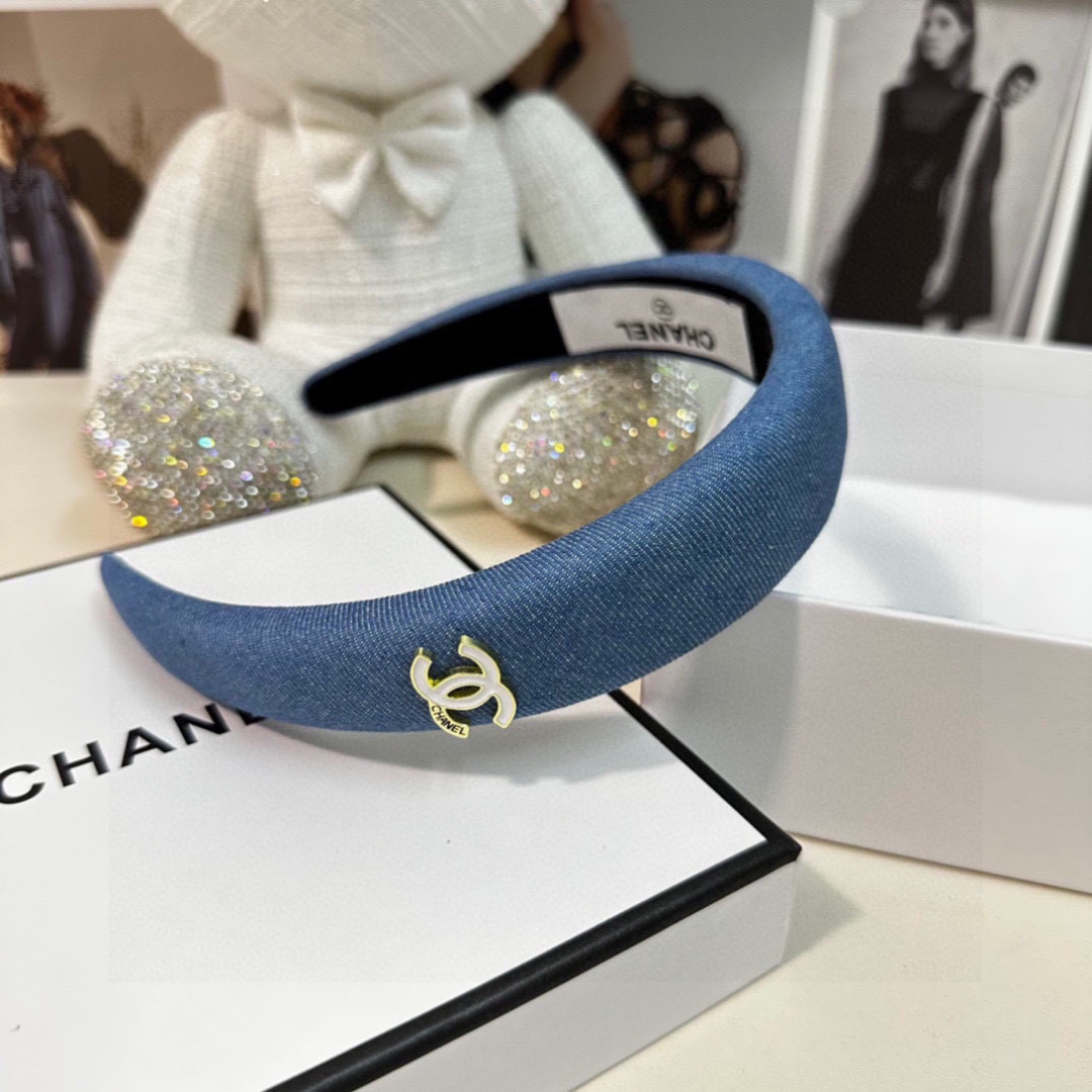  配专柜包装
Chanel（香奈儿）最新丹宁牛仔发箍
小仙女快入手
特殊材质 不嘞头
可盐可甜～