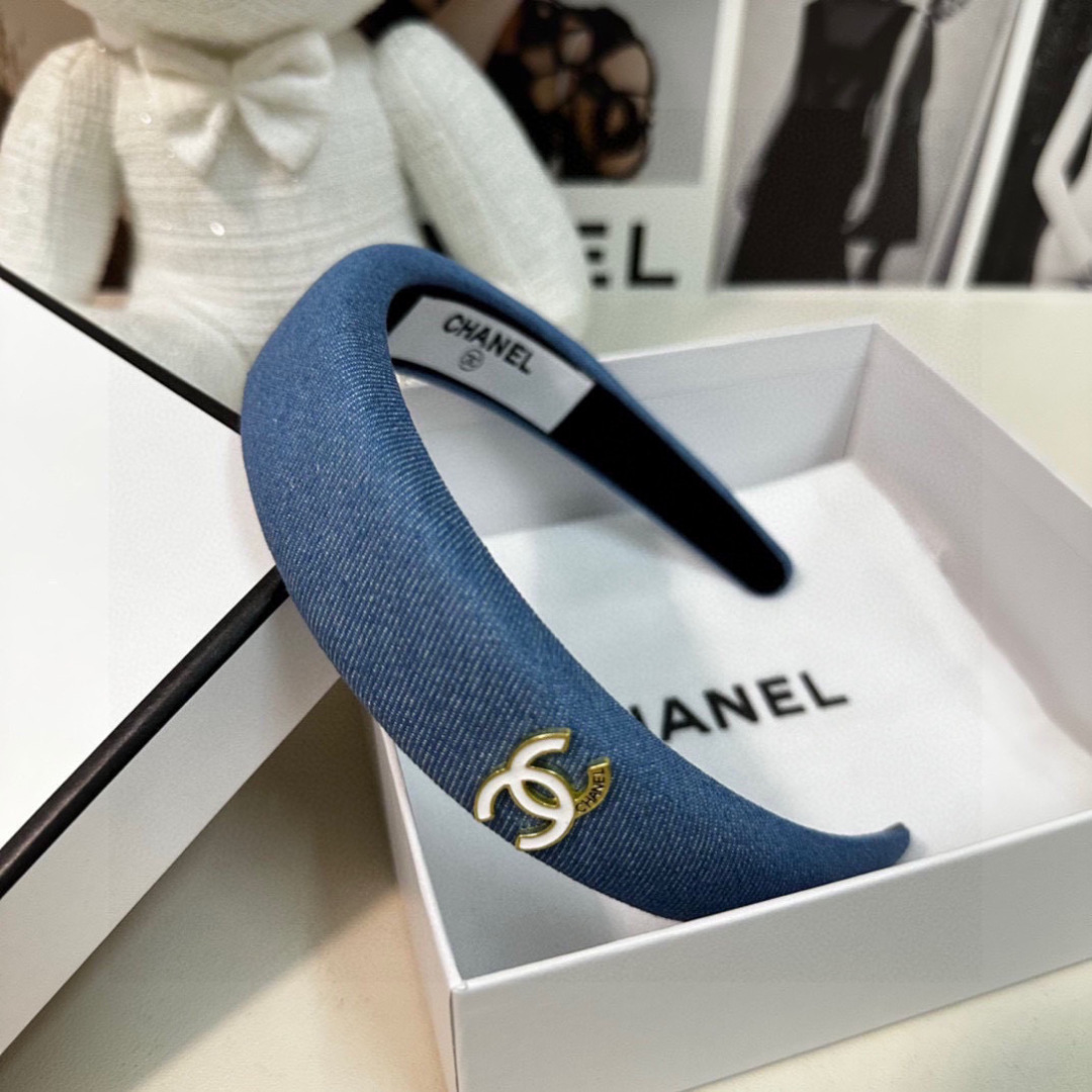 配专柜包装
Chanel（香奈儿）最新丹宁牛仔发箍
小仙女快入手
特殊材质 不嘞头
可盐可甜～