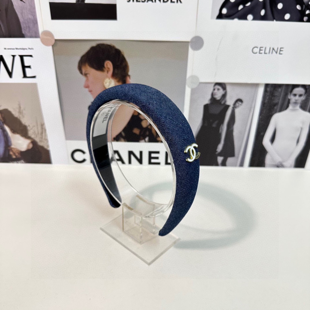  配专柜包装
Chanel（香奈儿）最新丹宁牛仔发箍
小仙女快入手
特殊材质 不嘞头
可盐可甜～