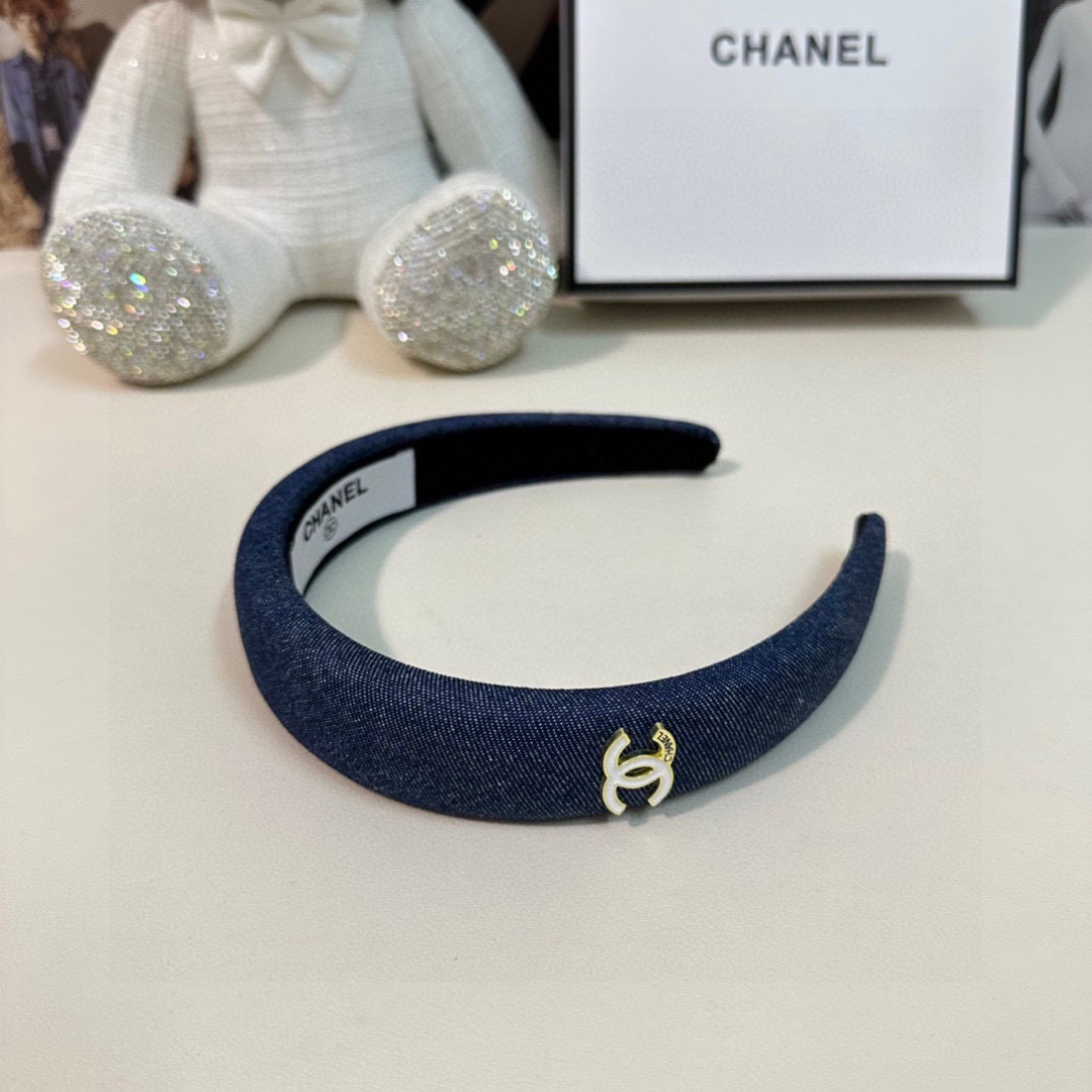  配专柜包装
Chanel（香奈儿）最新丹宁牛仔发箍
小仙女快入手
特殊材质 不嘞头
可盐可甜～
