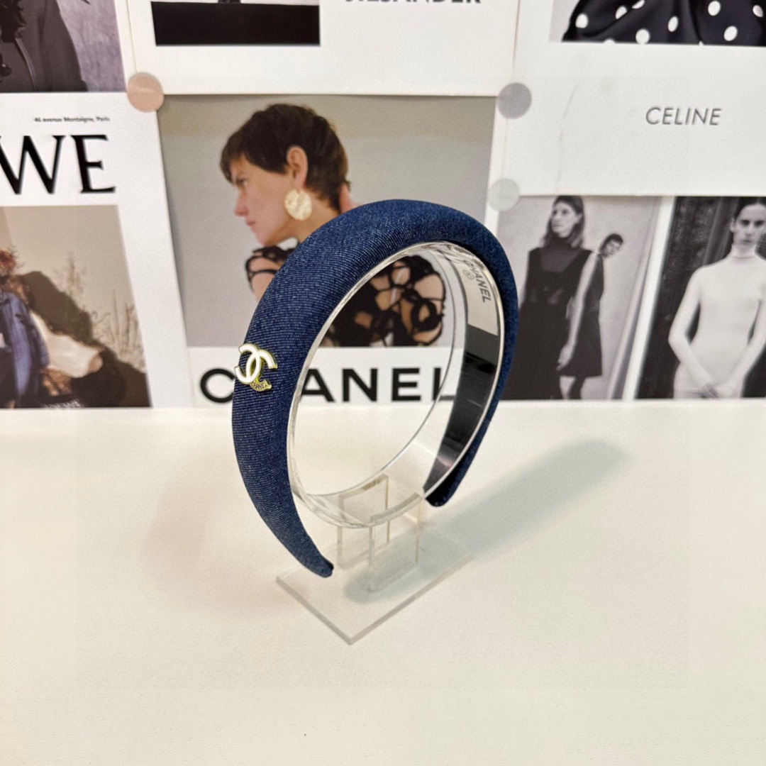  配专柜包装
Chanel（香奈儿）最新丹宁牛仔发箍
小仙女快入手
特殊材质 不嘞头
可盐可甜～