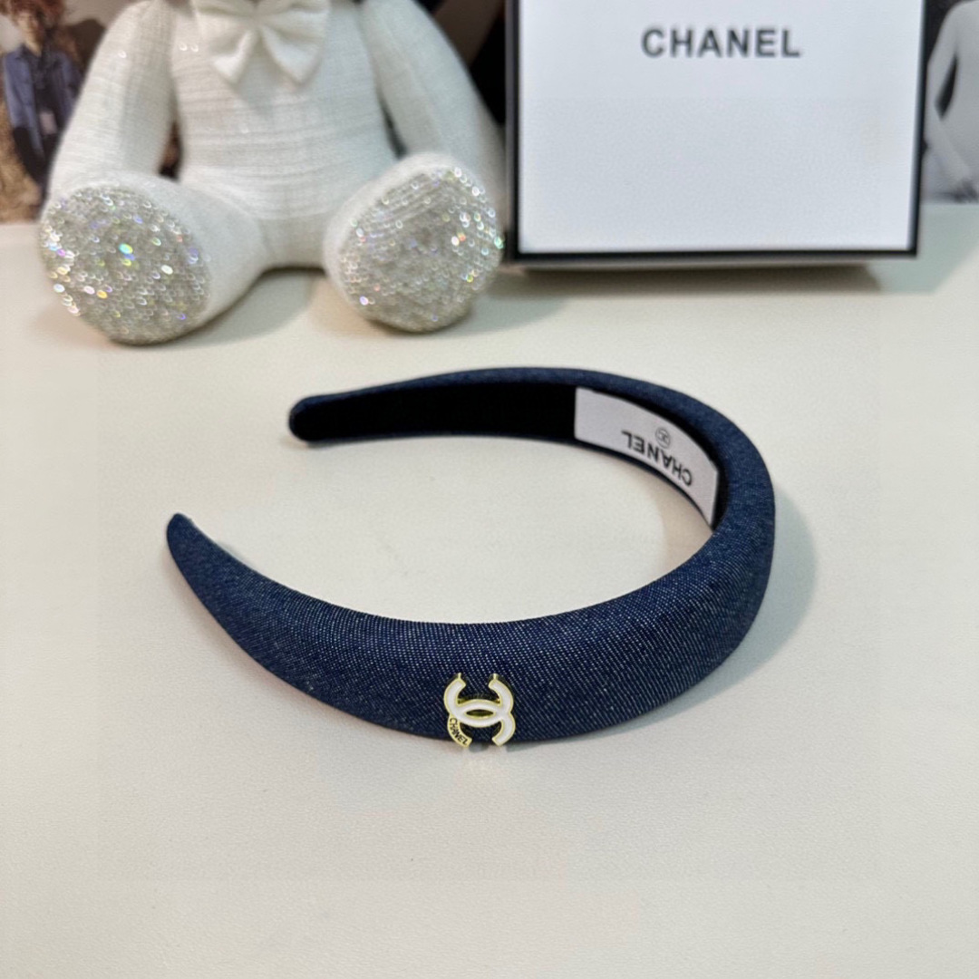  配专柜包装
Chanel（香奈儿）最新丹宁牛仔发箍
小仙女快入手
特殊材质 不嘞头
可盐可甜～