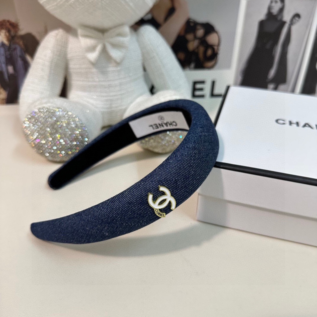  配专柜包装
Chanel（香奈儿）最新丹宁牛仔发箍
小仙女快入手
特殊材质 不嘞头
可盐可甜～