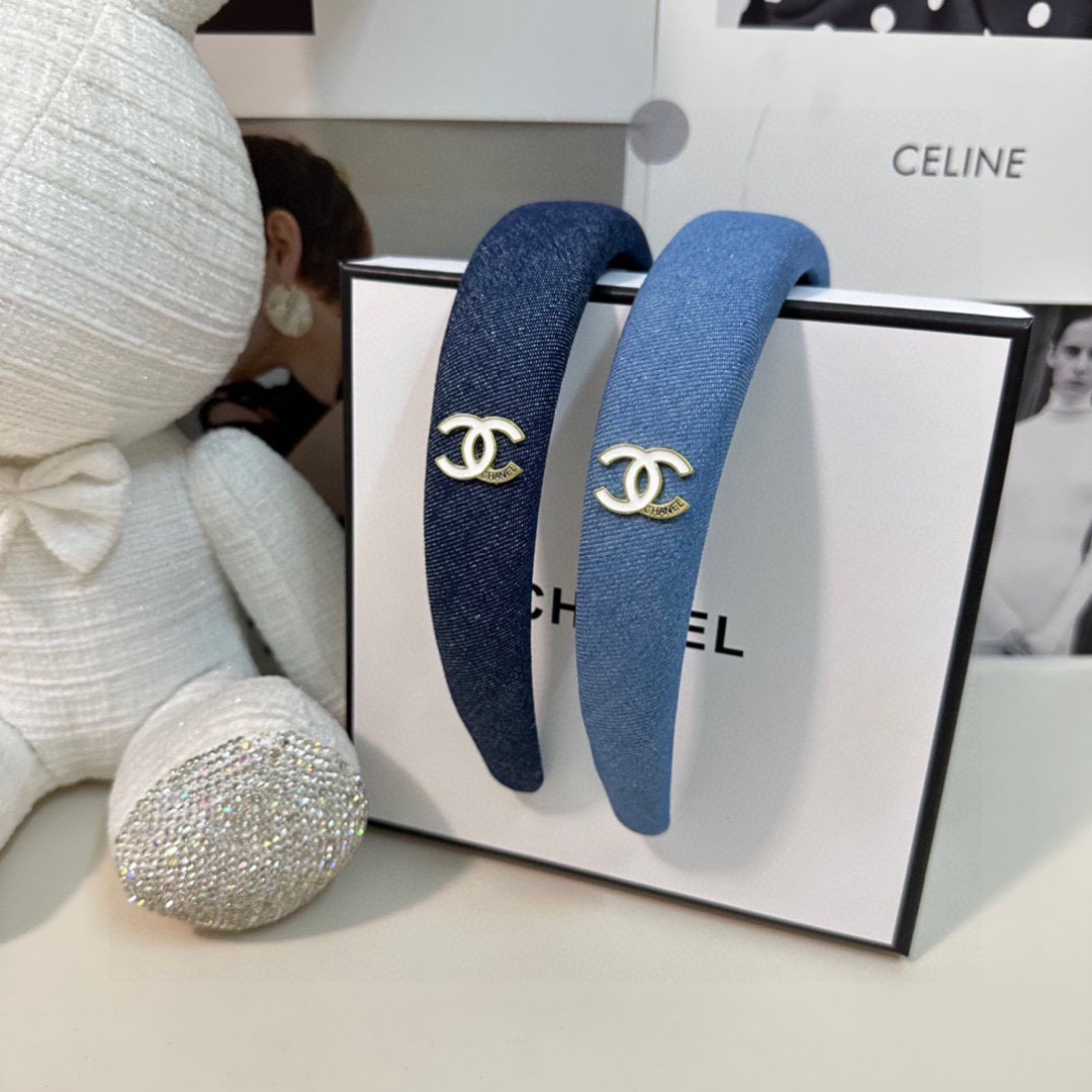  配专柜包装
Chanel（香奈儿）最新丹宁牛仔发箍
小仙女快入手
特殊材质 不嘞头
可盐可甜～