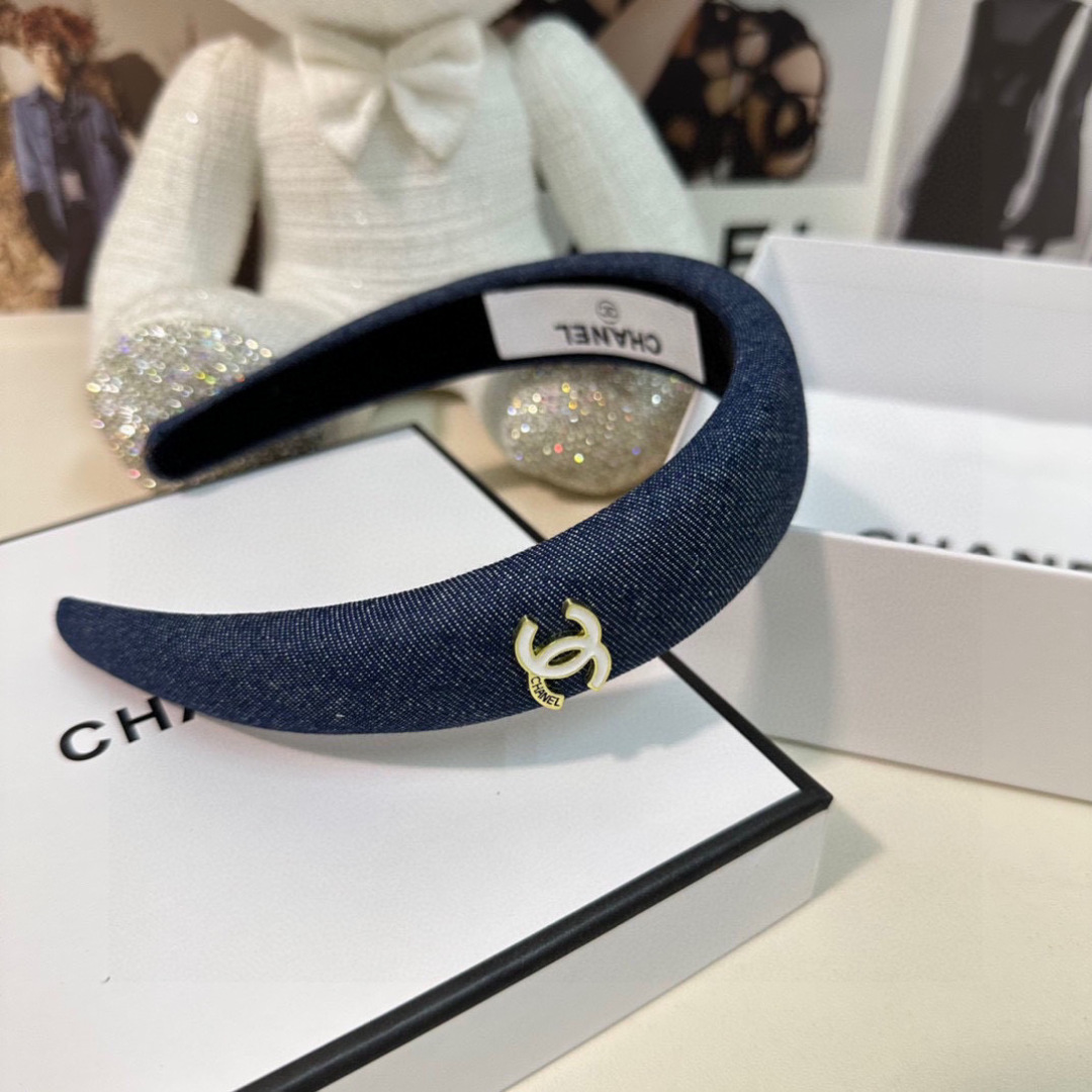  配专柜包装
Chanel（香奈儿）最新丹宁牛仔发箍
小仙女快入手
特殊材质 不嘞头
可盐可甜～
