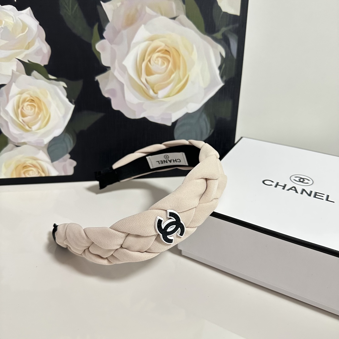  配专柜包装
Chanel（香奈儿）最新发箍
官网同款 小仙女快入手
特殊材质 不嘞头
可盐可甜～