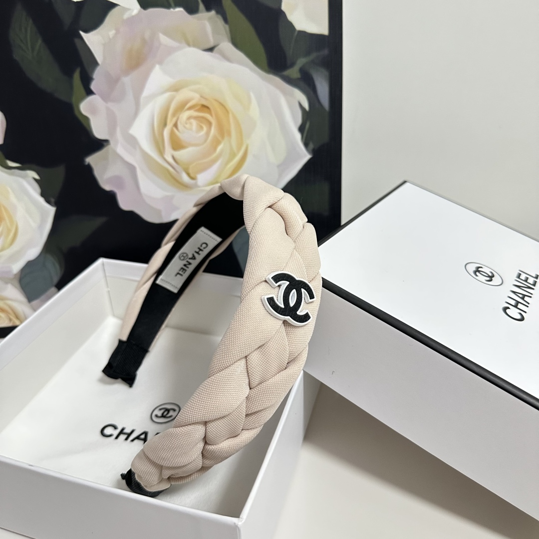  配专柜包装
Chanel（香奈儿）最新发箍
官网同款 小仙女快入手
特殊材质 不嘞头
可盐可甜～