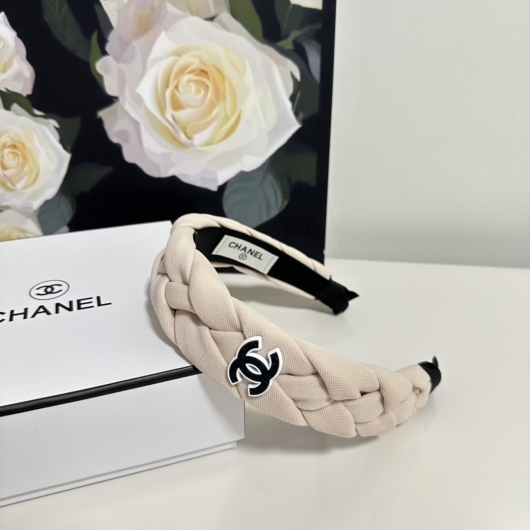  配专柜包装
Chanel（香奈儿）最新发箍
官网同款 小仙女快入手
特殊材质 不嘞头
可盐可甜～