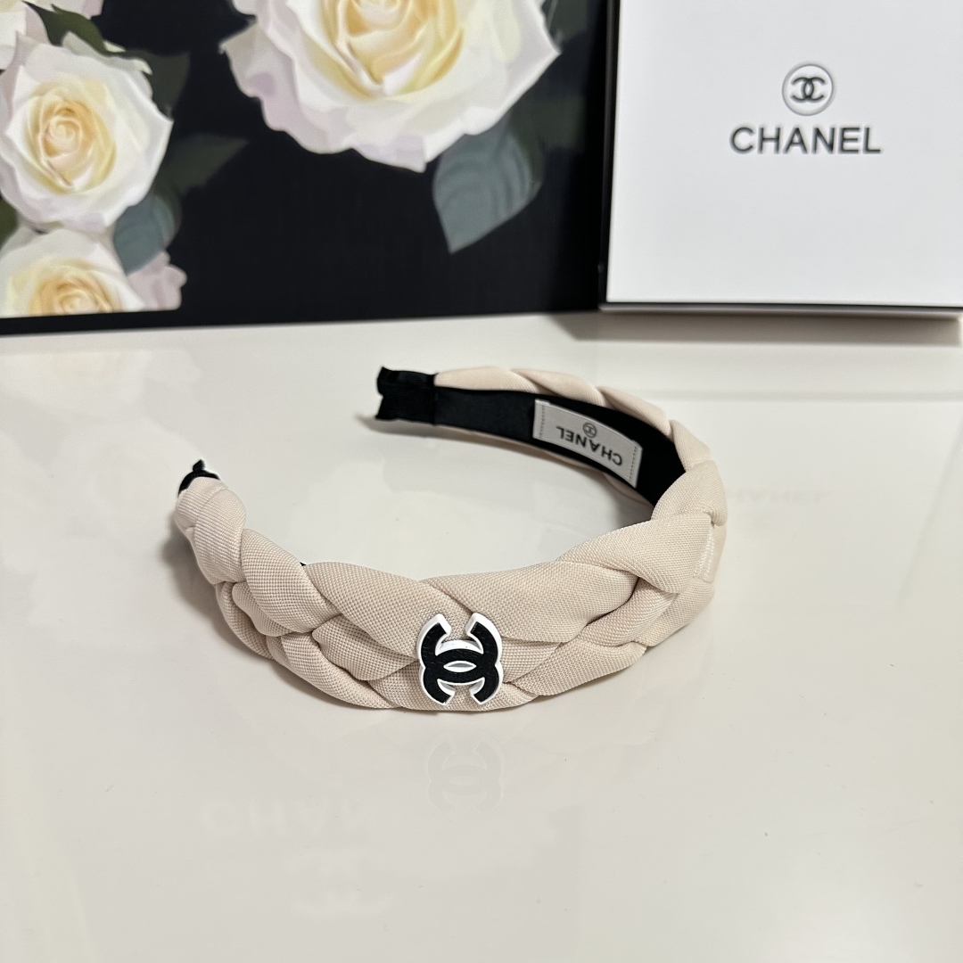  配专柜包装
Chanel（香奈儿）最新发箍
官网同款 小仙女快入手
特殊材质 不嘞头
可盐可甜～