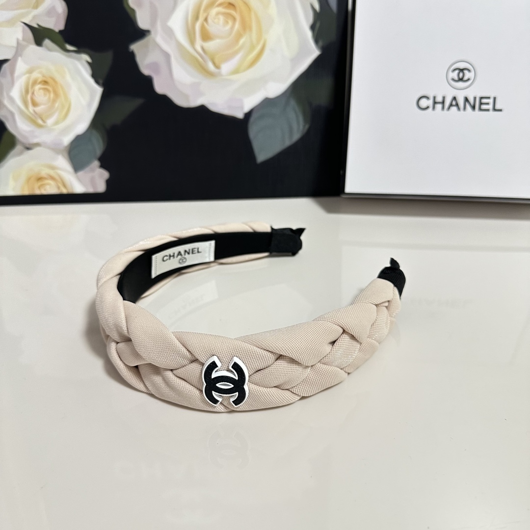  配专柜包装
Chanel（香奈儿）最新发箍
官网同款 小仙女快入手
特殊材质 不嘞头
可盐可甜～