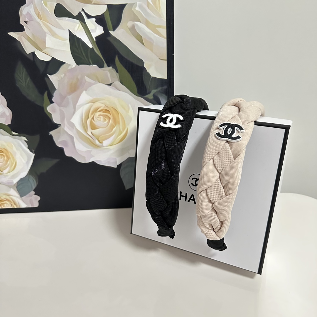  配专柜包装
Chanel（香奈儿）最新发箍
官网同款 小仙女快入手
特殊材质 不嘞头
可盐可甜～