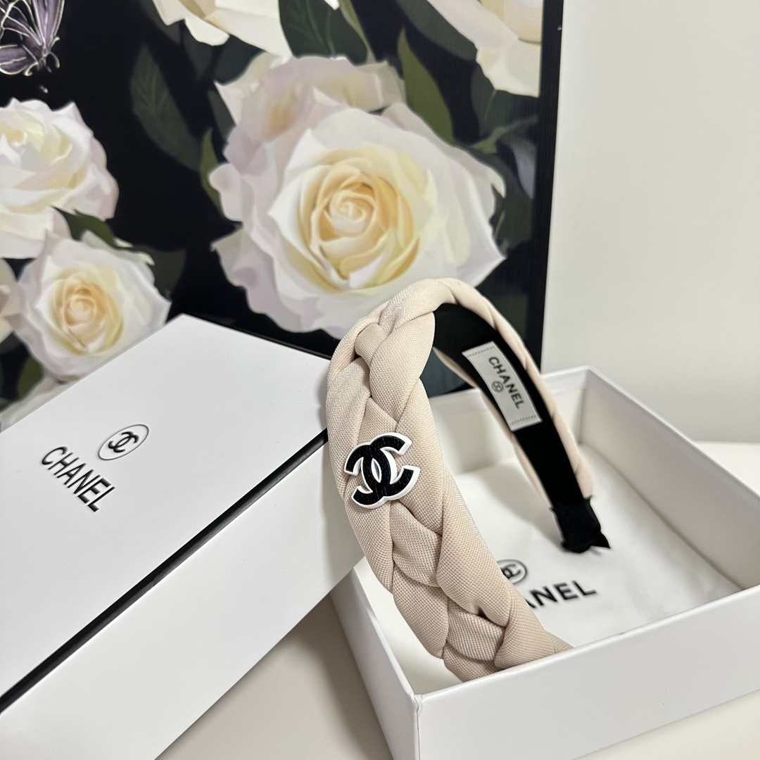  配专柜包装
Chanel（香奈儿）最新发箍
官网同款 小仙女快入手
特殊材质 不嘞头
可盐可甜～