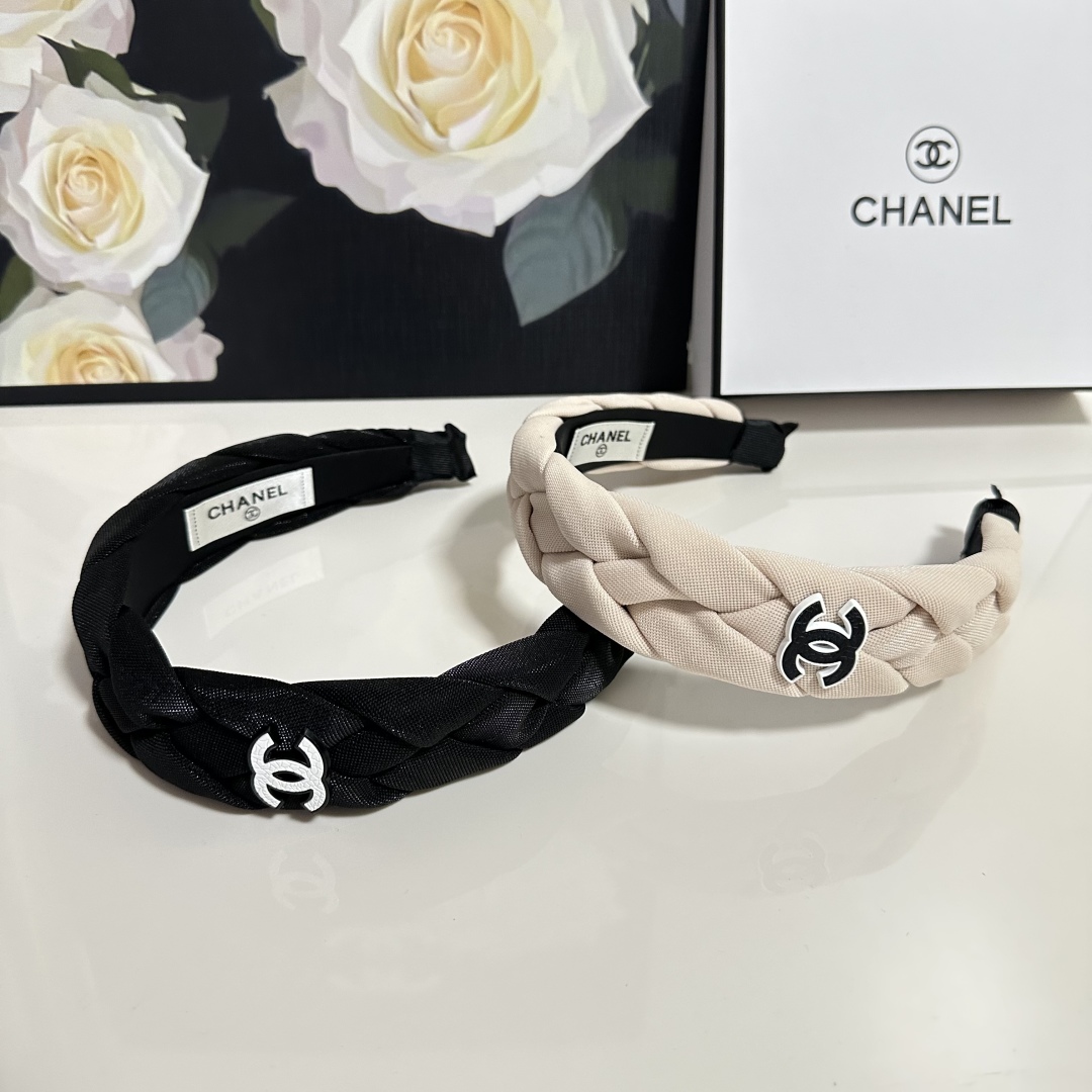  配专柜包装
Chanel（香奈儿）最新发箍
官网同款 小仙女快入手
特殊材质 不嘞头
可盐可甜～