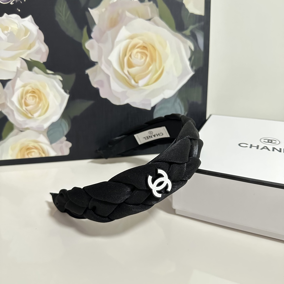  配专柜包装
Chanel（香奈儿）最新发箍
官网同款 小仙女快入手
特殊材质 不嘞头
可盐可甜～