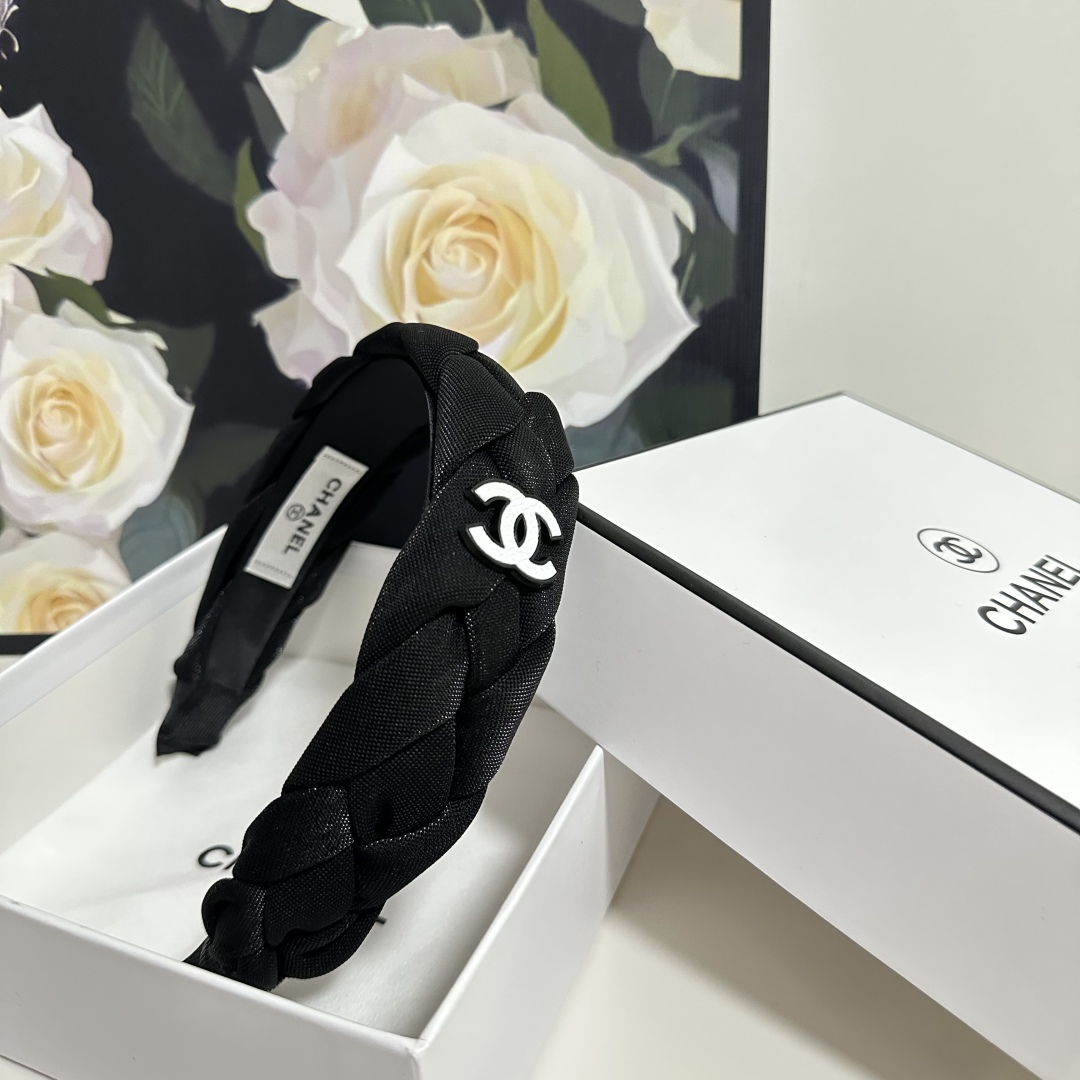  配专柜包装
Chanel（香奈儿）最新发箍
官网同款 小仙女快入手
特殊材质 不嘞头
可盐可甜～