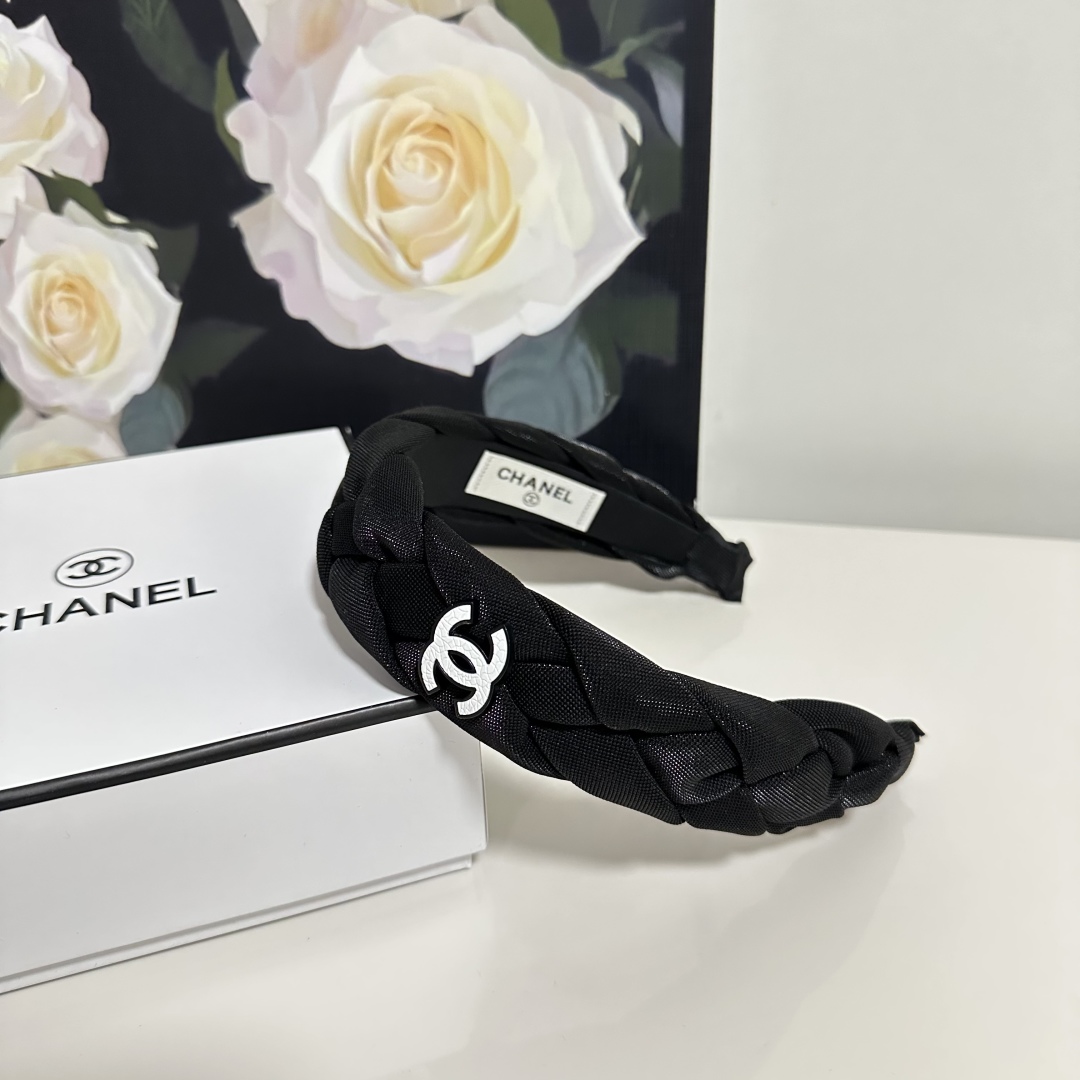  配专柜包装
Chanel（香奈儿）最新发箍
官网同款 小仙女快入手
特殊材质 不嘞头
可盐可甜～