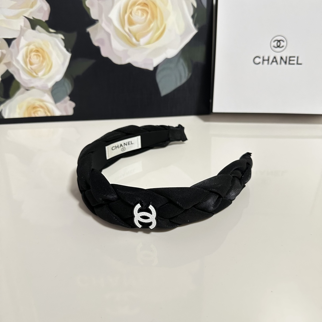  配专柜包装
Chanel（香奈儿）最新发箍
官网同款 小仙女快入手
特殊材质 不嘞头
可盐可甜～