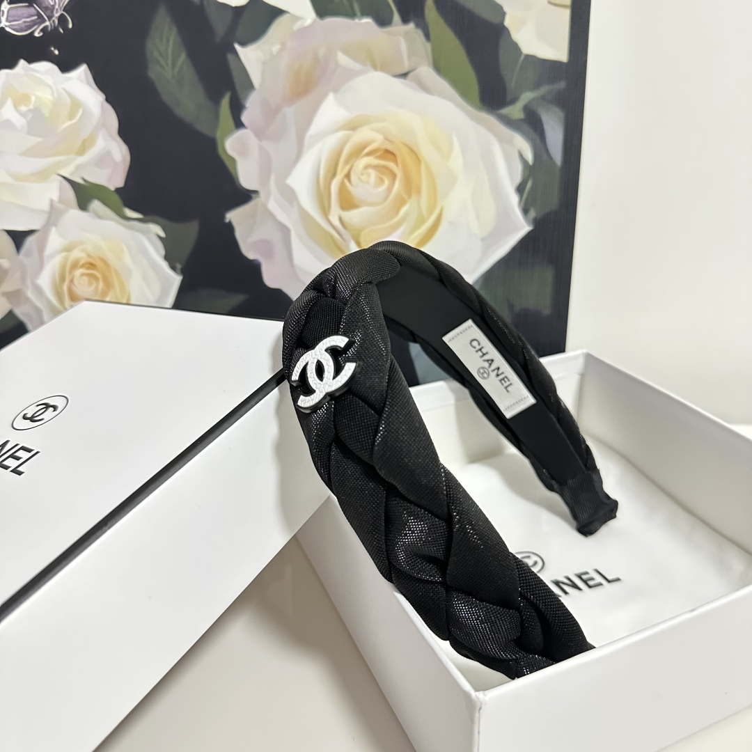  配专柜包装
Chanel（香奈儿）最新发箍
官网同款 小仙女快入手
特殊材质 不嘞头
可盐可甜～