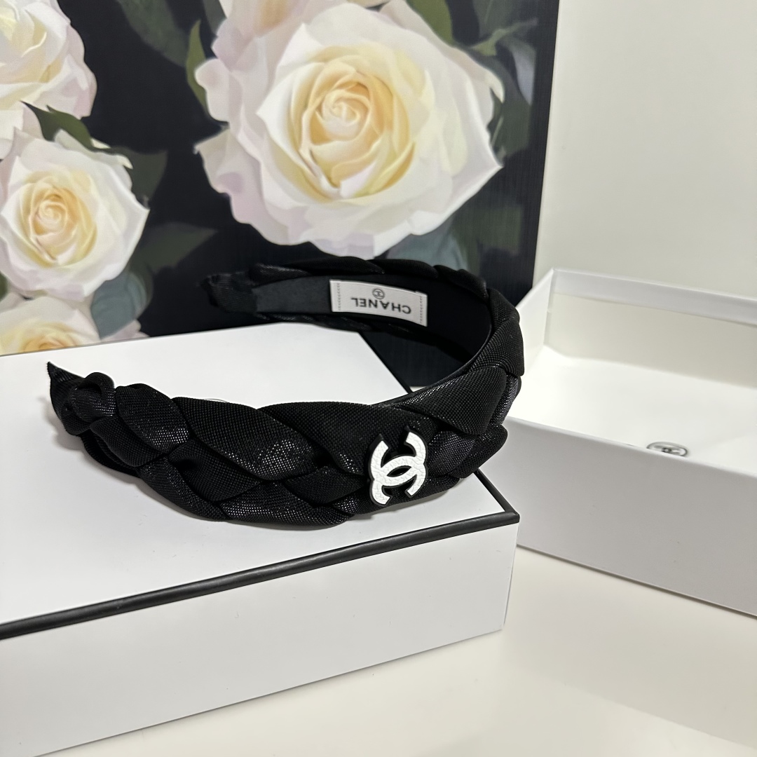  配专柜包装
Chanel（香奈儿）最新发箍
官网同款 小仙女快入手
特殊材质 不嘞头
可盐可甜～