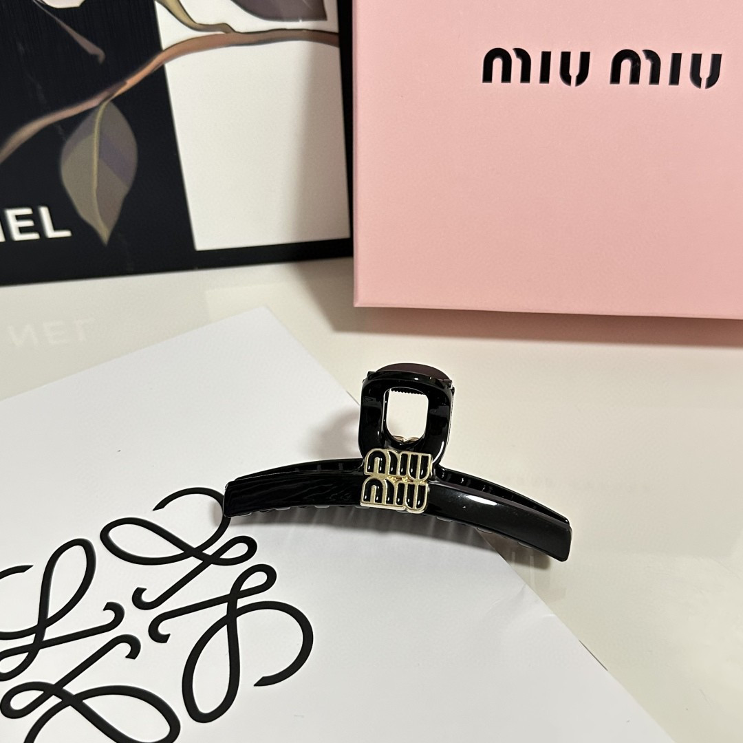 NO:301258,Specially equipped with counter packaging MiuMiu (Miao Miu) latest hit product is here. Middle-aged vintage retro grab clips. Elegant girl is worth buying. Very easy to match. Temperament and tasteful hairpins, hairpins, miumiu, hairpins19860909特 配专柜包装 MiuMiu（缪缪）最新爆款来啦 中古vintage复古抓夹 优雅的girl值得入手 非常好搭配 气质有品位发夹,发夹,miumiu,hairpins,accessory
