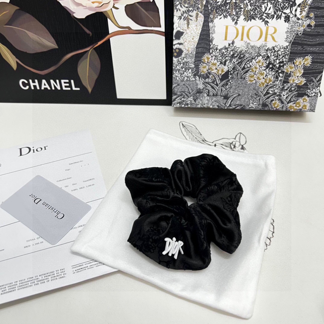 NO:301266,Special (single) with full packaging Dior (Dio) hot dark pattern hair ring, counter model shipped, it looks very high-end at first glance Super versatile, you must keep your own hairpins, hairpins, dior, dior, hairpins19860909特（单个）配全套包装 Dior（迪奥）爆款暗纹发圈,专柜款出货 一看就特别高档 超级百搭 必须自留发夹,发夹,dior,dior,hairpins,accessory