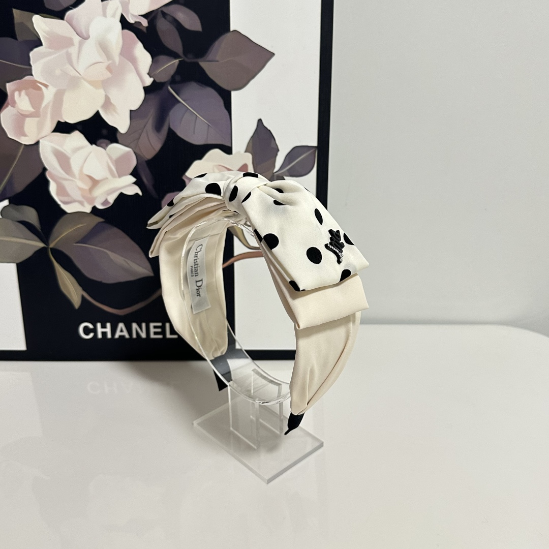 NO:301272,Specially equipped with counter packaging DIOR's latest headband # Let me know!  A must-have item for everyone. This one must be bought. The fairy is going to take it. Whoever wears it looks good~ Hairpins, hairpins, dior, dior, hairpins19860909特 配专柜包装 DIOR（迪奥）最新发箍# 信我！人手必备的单品 这件必须买 洋气神仙颜值 小仙女要收了它,谁戴谁好看～发夹,发夹,dior,dior,hairpins,accessory