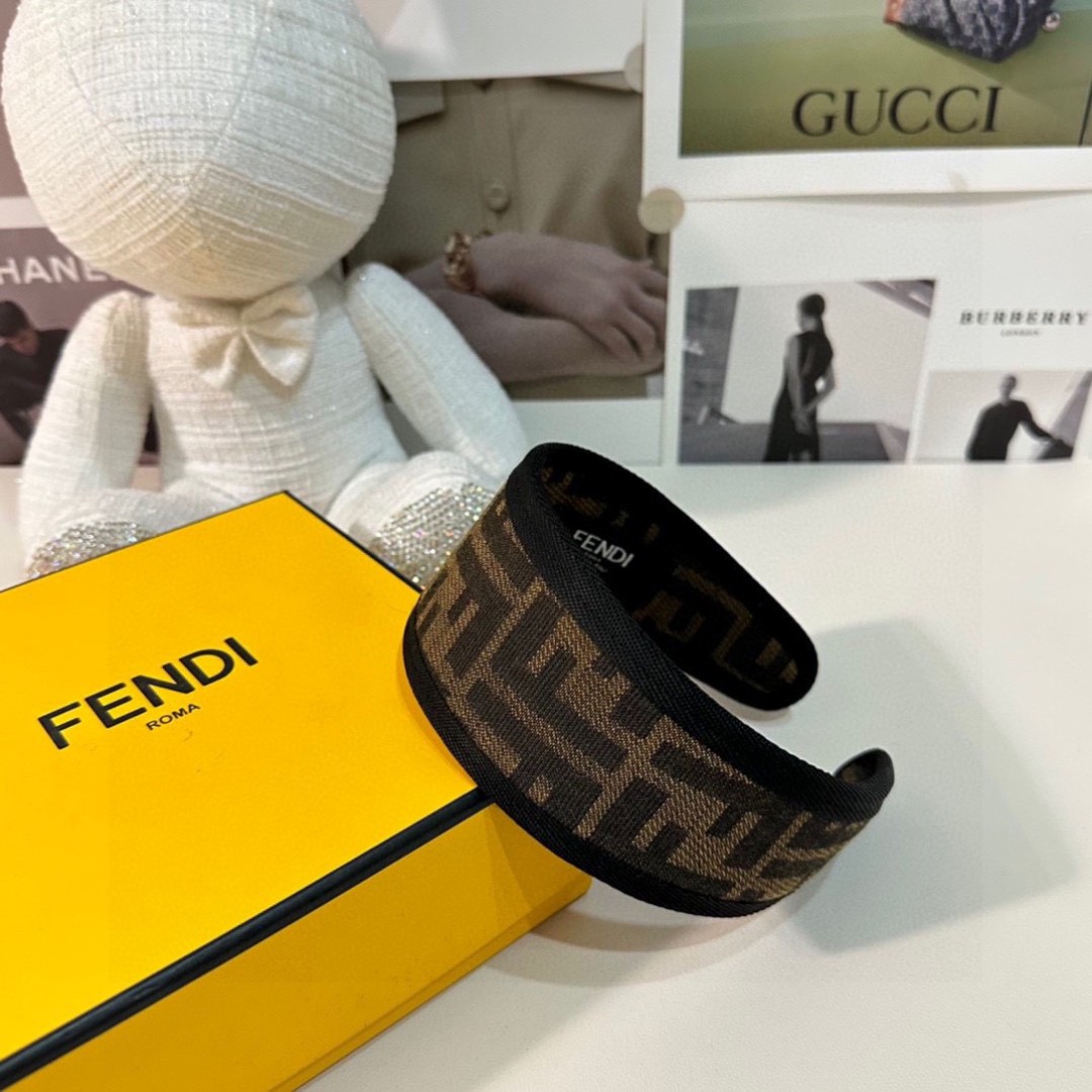  配专柜包装
FENDI（芬迪）最新FF发箍
小仙女快入手
特殊材质 不嘞头
可盐可甜～