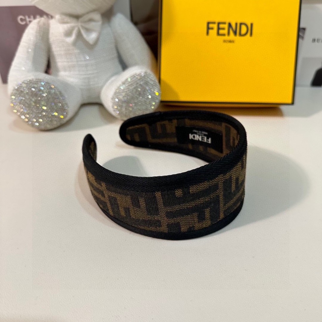 配专柜包装
FENDI（芬迪）最新FF发箍
小仙女快入手
特殊材质 不嘞头
可盐可甜～