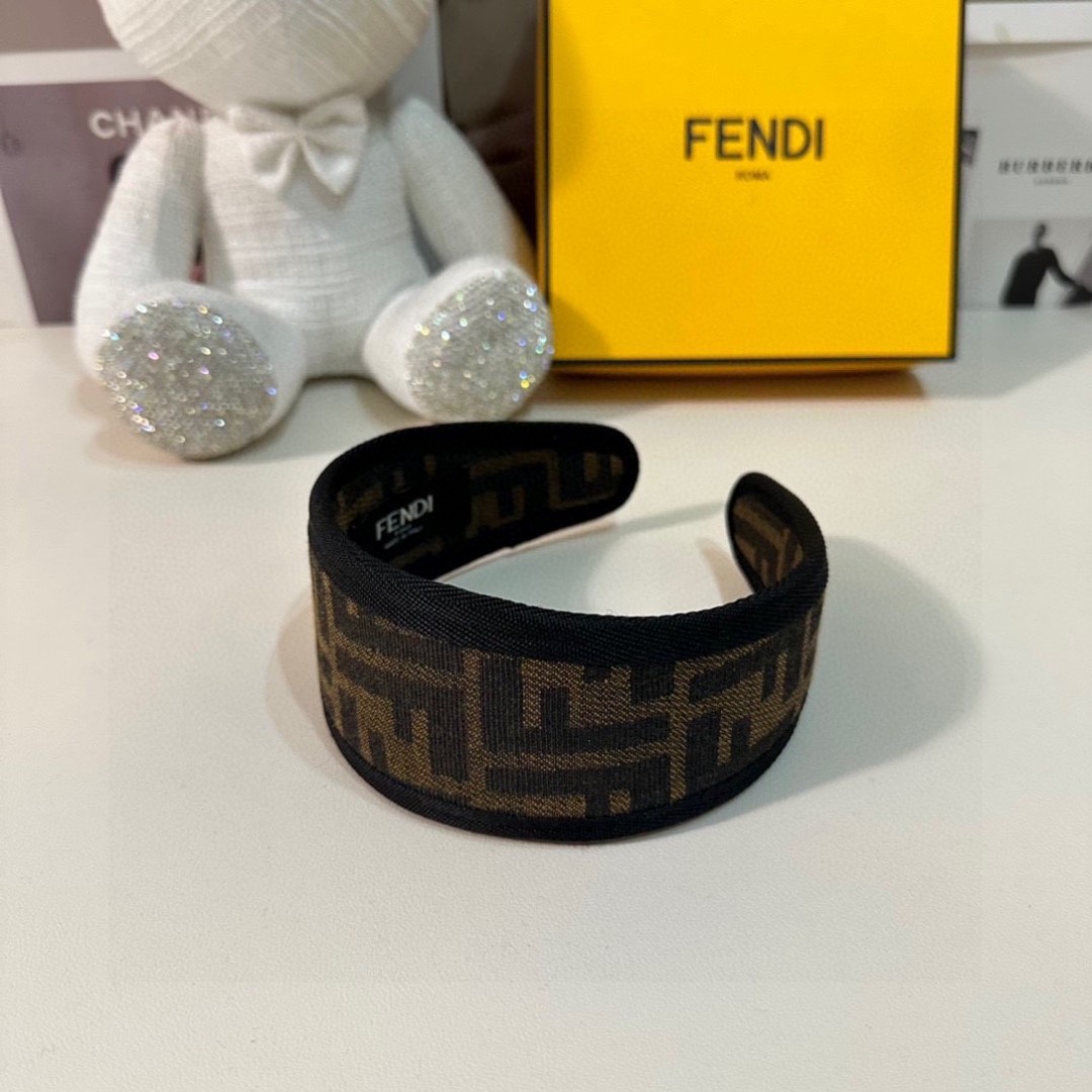  配专柜包装
FENDI（芬迪）最新FF发箍
小仙女快入手
特殊材质 不嘞头
可盐可甜～