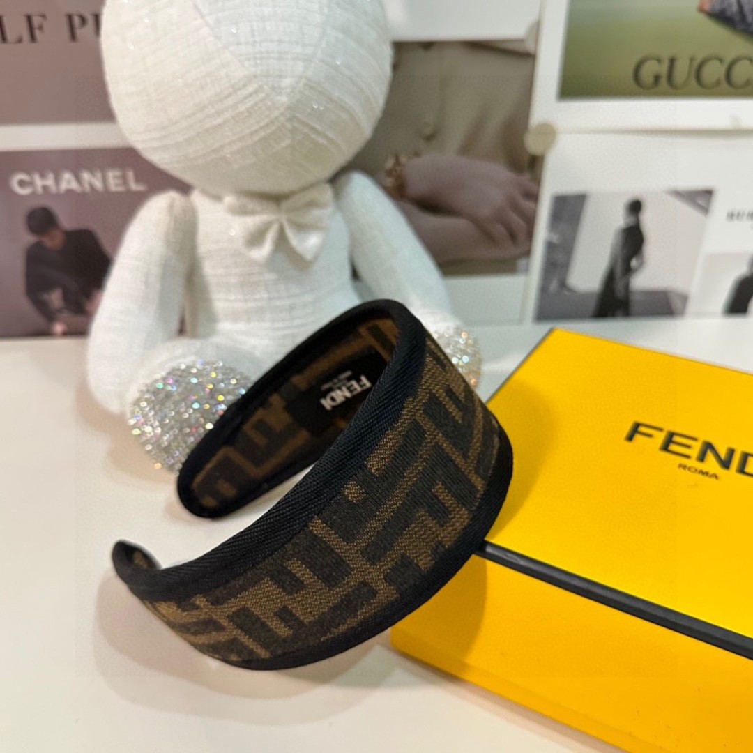  配专柜包装
FENDI（芬迪）最新FF发箍
小仙女快入手
特殊材质 不嘞头
可盐可甜～