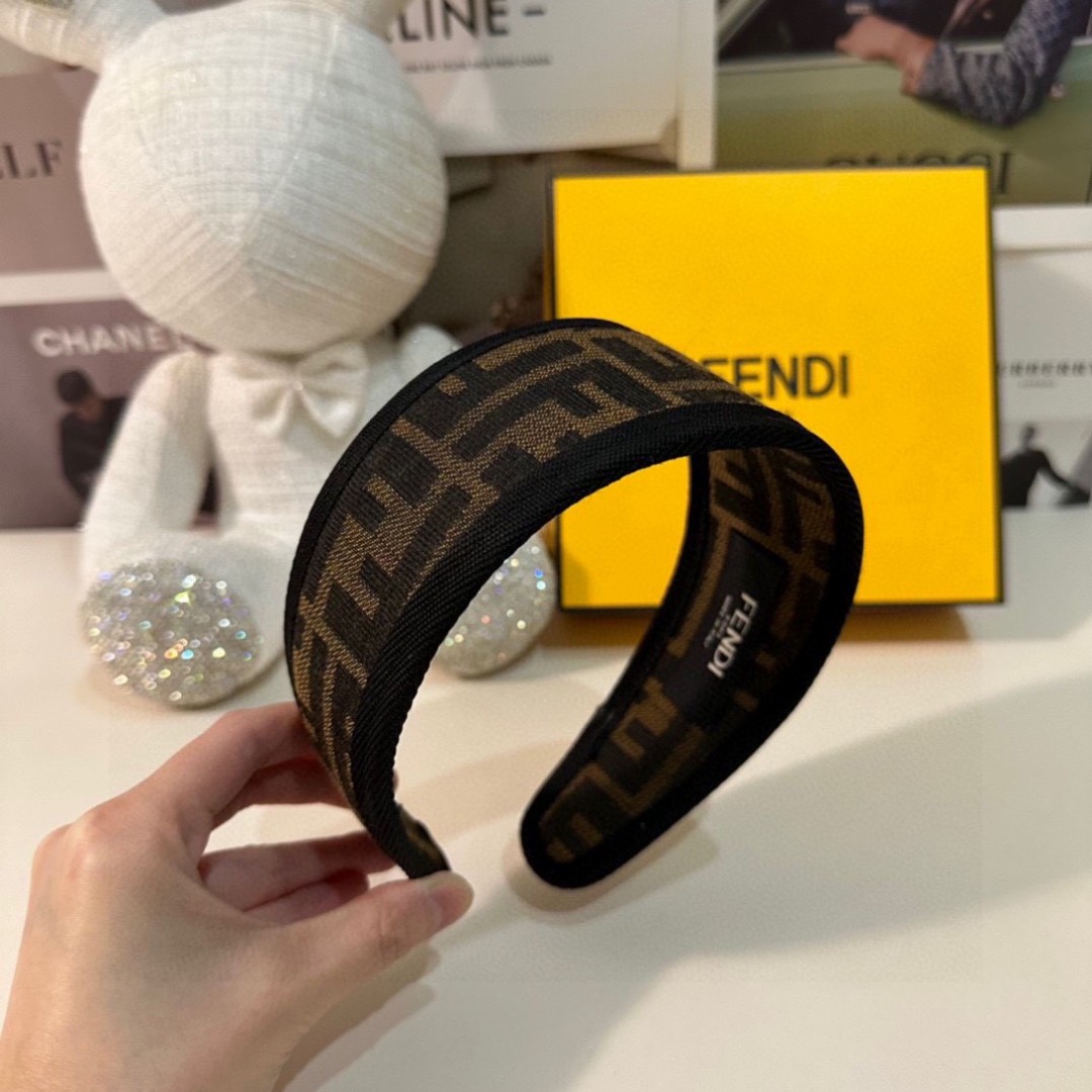  配专柜包装
FENDI（芬迪）最新FF发箍
小仙女快入手
特殊材质 不嘞头
可盐可甜～
