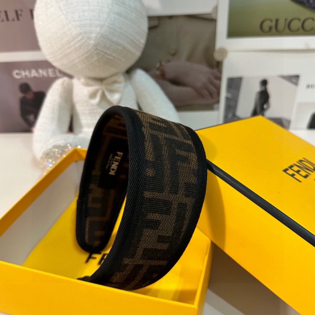  配专柜包装
FENDI（芬迪）最新FF发箍
小仙女快入手
特殊材质 不嘞头
可盐可甜～