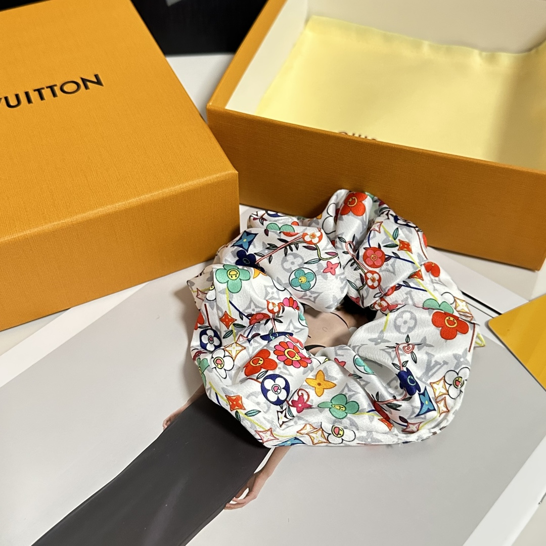 NO:301274,Special package LV (Louis Vuitton) classic silk hair ring, very beautiful on the head or on the hands, fashionable and versatile must-have items for hairpins, hairpins, louis vuitton, louis vuitton, real silk, hairpins19860909特 配包装 LV（路易威登）经典真丝发圈 带头上或者手上都非常好看 时尚百搭人手必备单品发夹,发夹,louis vuitton,louis vuitton,real silk,hairpins,accessory