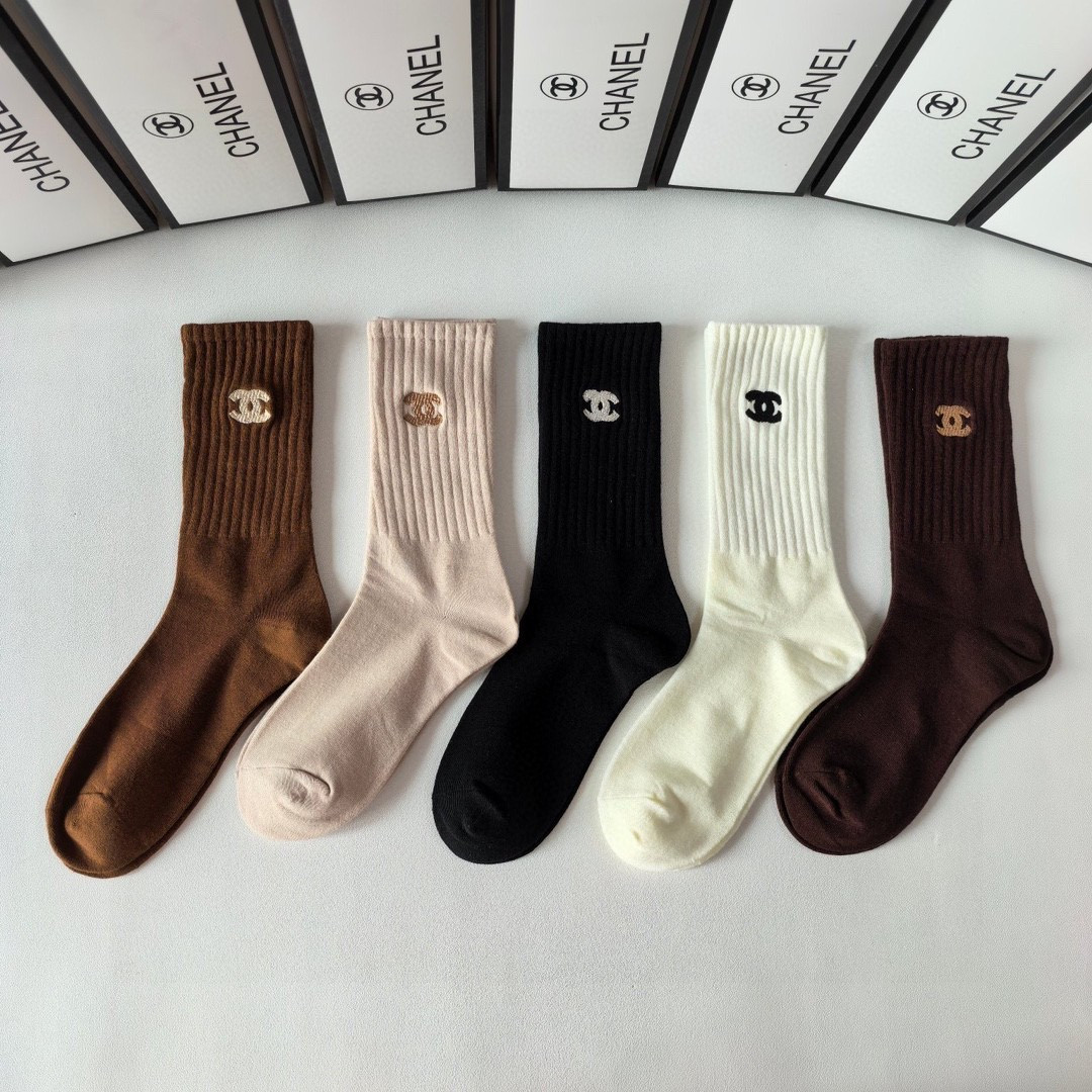 NO:299574,Special counter packaging Chanel new cashmere embroidered mid-length stacked socks!  One box of five pairs, counter synchronous socks, big brands on the street, trendy people must have super easy to match socks, socks, chanel, chanel, socks19860909特配专柜包装 Chanel(香奈儿)新款羊绒刺绣中长款堆堆袜袜子！一盒五双,专柜同步筒袜袜子,大牌出街,潮人必备超好搭袜子,袜子,chanel,chanel,socks,accessory