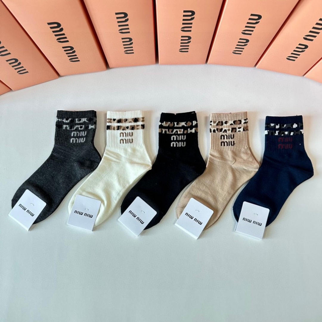 NO:299580,Special package MiuMiu new classic mid-length stacked socks!  One box of five pairs, counter synchronous socks, big brands on the street, trendy people must have super good socks, socks, miumiu, socks19860909特 配包装 MiuMiu（缪缪）新款经典中长款堆堆袜袜子！一盒五双, 专柜同步筒款袜子,大牌出街,潮人必备超好袜子,袜子,miumiu,socks,accessory