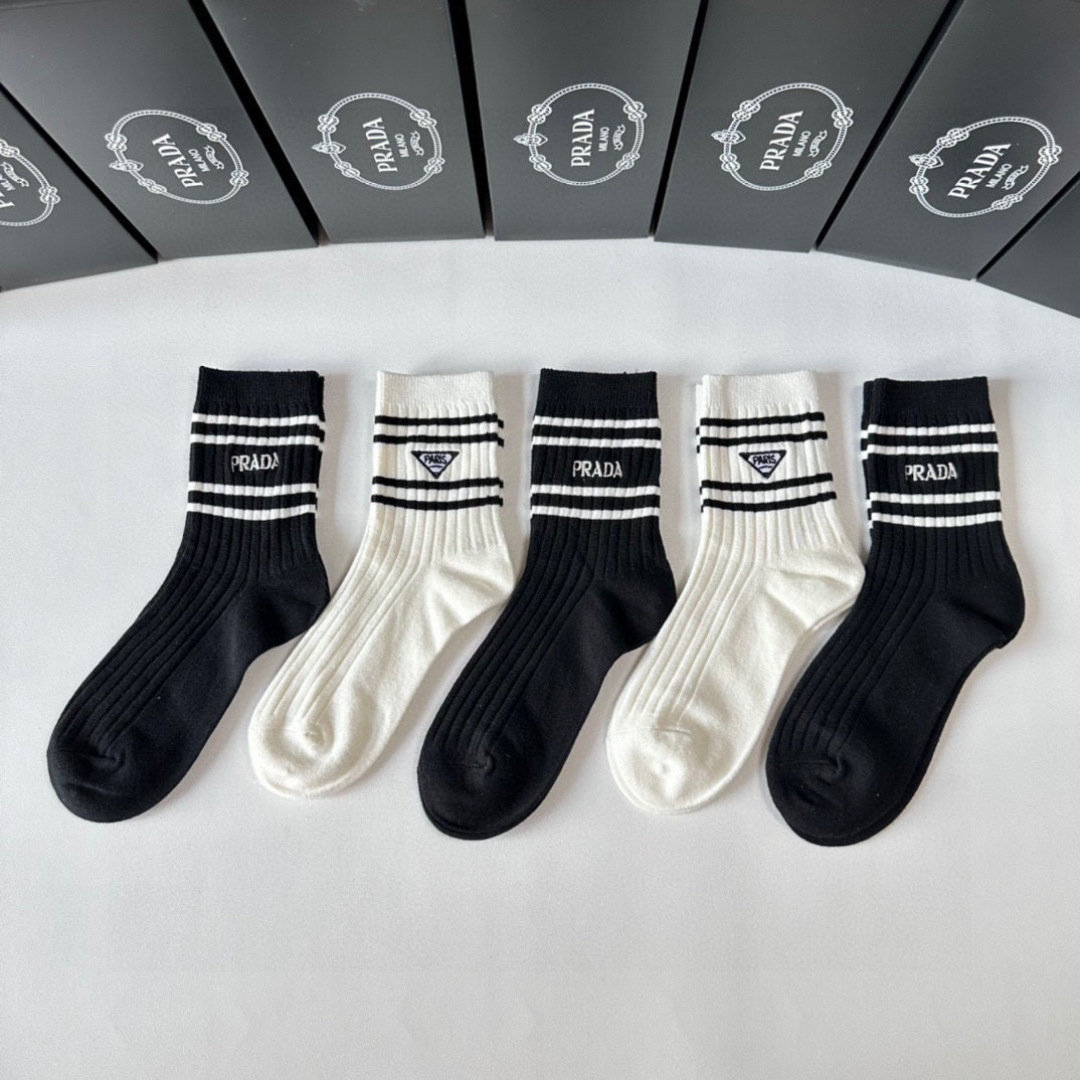NO:299583,Special Packaging PRADA new embroidered classic mid-length stacked socks!  One box of five pairs, counter synchronous socks, big brands are on the street, trendy people must have super easy to match. Socks, socks, prada, prada, socks19860909特 配包装 PRADA（普拉达）新款刺绣经典中长款堆堆袜袜子！一盒五双, 专柜同步筒款袜子,大牌出街,潮人必备超好搭.袜子,袜子,prada,prada,socks,accessory