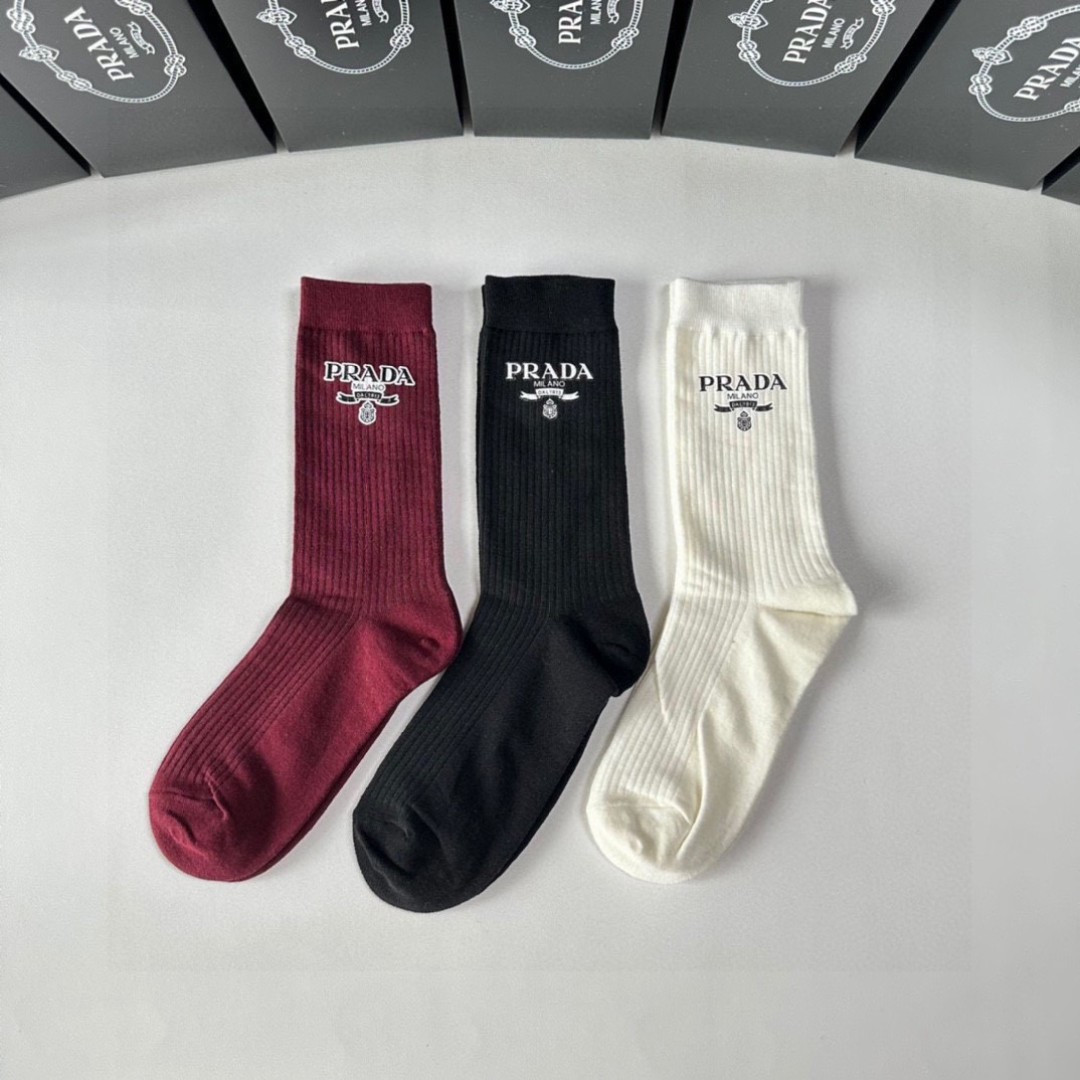 NO:299589,Special Packaging Prada (Prada) new classic mid-length jewelry socks piled up socks!  A box of three pairs, counter-simultaneous socks, big brands are on the street, trendy people must have super easy to match. Socks, socks, prada, prada, socks19860909特配包装 Prada（普拉达）新款经典中长款饰品袜堆堆袜袜子！一盒三双, 专柜同步筒款袜子,大牌出街,潮人必备超好搭.袜子,袜子,prada,prada,socks,accessory