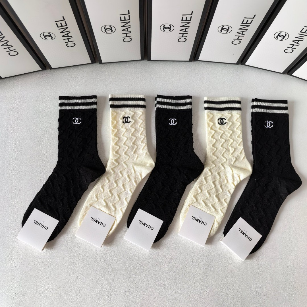 NO:299598,Special counter packaging Chanel (Chanel) new embroidered mid-length stacked socks!  One box of five pairs, counter synchronous socks, big brands on the street, trendy people must have super easy to match socks, socks, chanel, chanel, socks19860909特配专柜包装 Chanel(香奈儿) 新款刺绣中长款堆堆袜袜子！一盒五双,专柜同步筒袜袜子,大牌出街,潮人必备超好搭袜子,袜子,chanel,chanel,socks,accessory