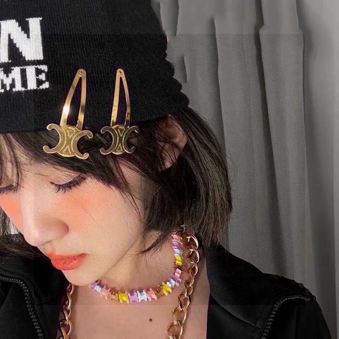 （一对）配全套包装
CELINE（赛琳）今年最好卖的新款
Vintage中古复古金属发夹
超仙的一对 