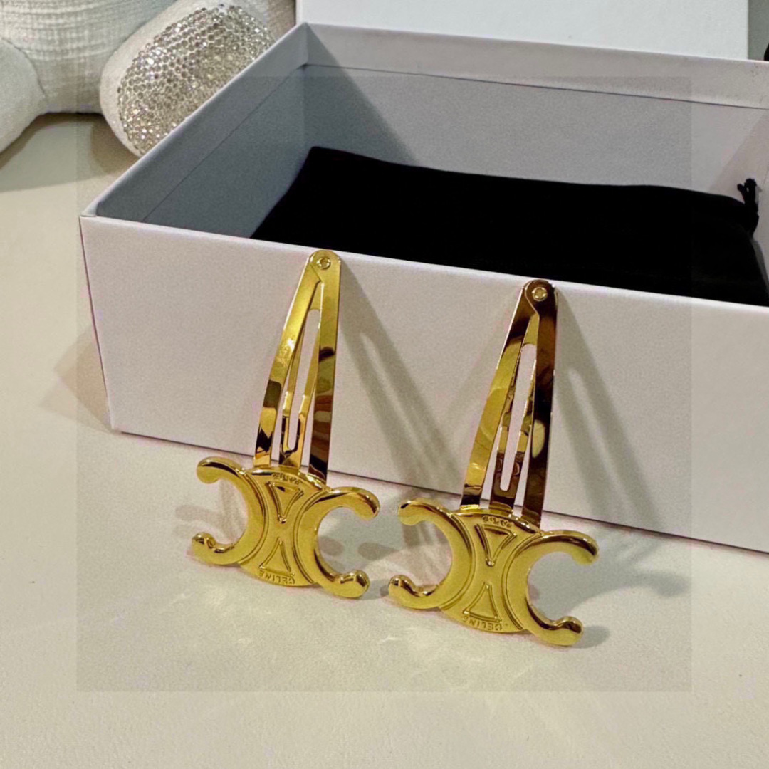  （一对）配全套包装
CELINE（赛琳）今年最好卖的新款
Vintage中古复古金属发夹
超仙的一对 