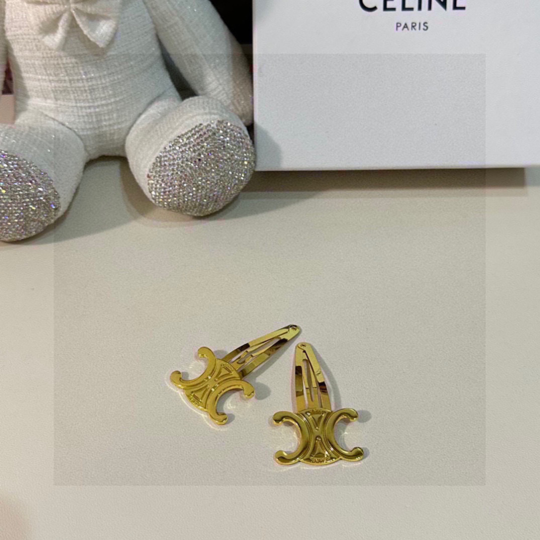  （一对）配全套包装
CELINE（赛琳）今年最好卖的新款
Vintage中古复古金属发夹
超仙的一对 