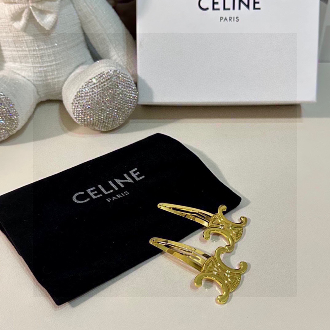  （一对）配全套包装
CELINE（赛琳）今年最好卖的新款
Vintage中古复古金属发夹
超仙的一对 