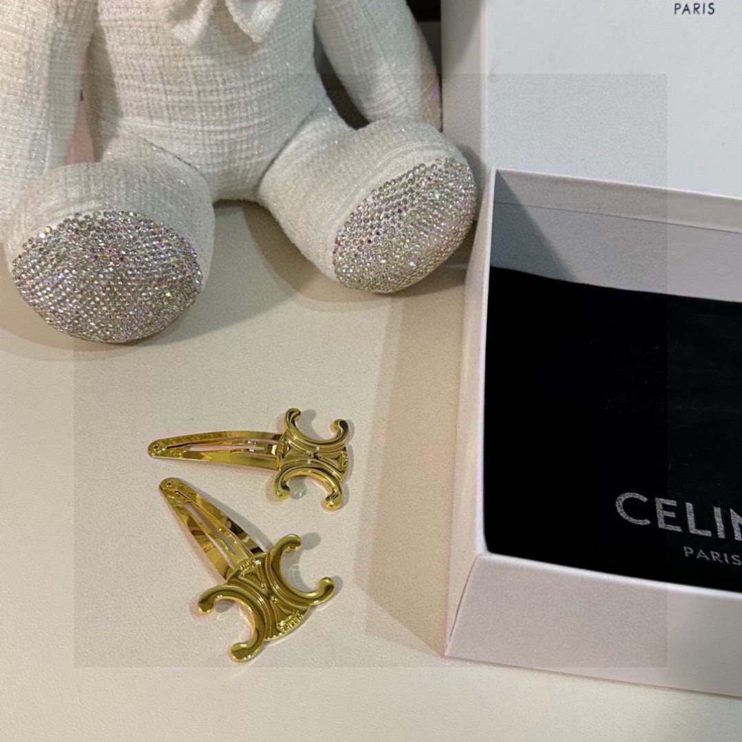  （一对）配全套包装
CELINE（赛琳）今年最好卖的新款
Vintage中古复古金属发夹
超仙的一对 