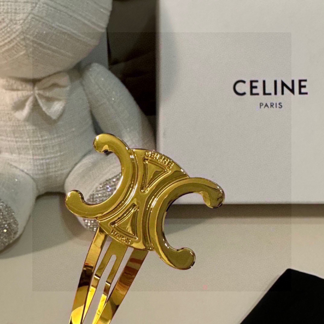  （一对）配全套包装
CELINE（赛琳）今年最好卖的新款
Vintage中古复古金属发夹
超仙的一对 