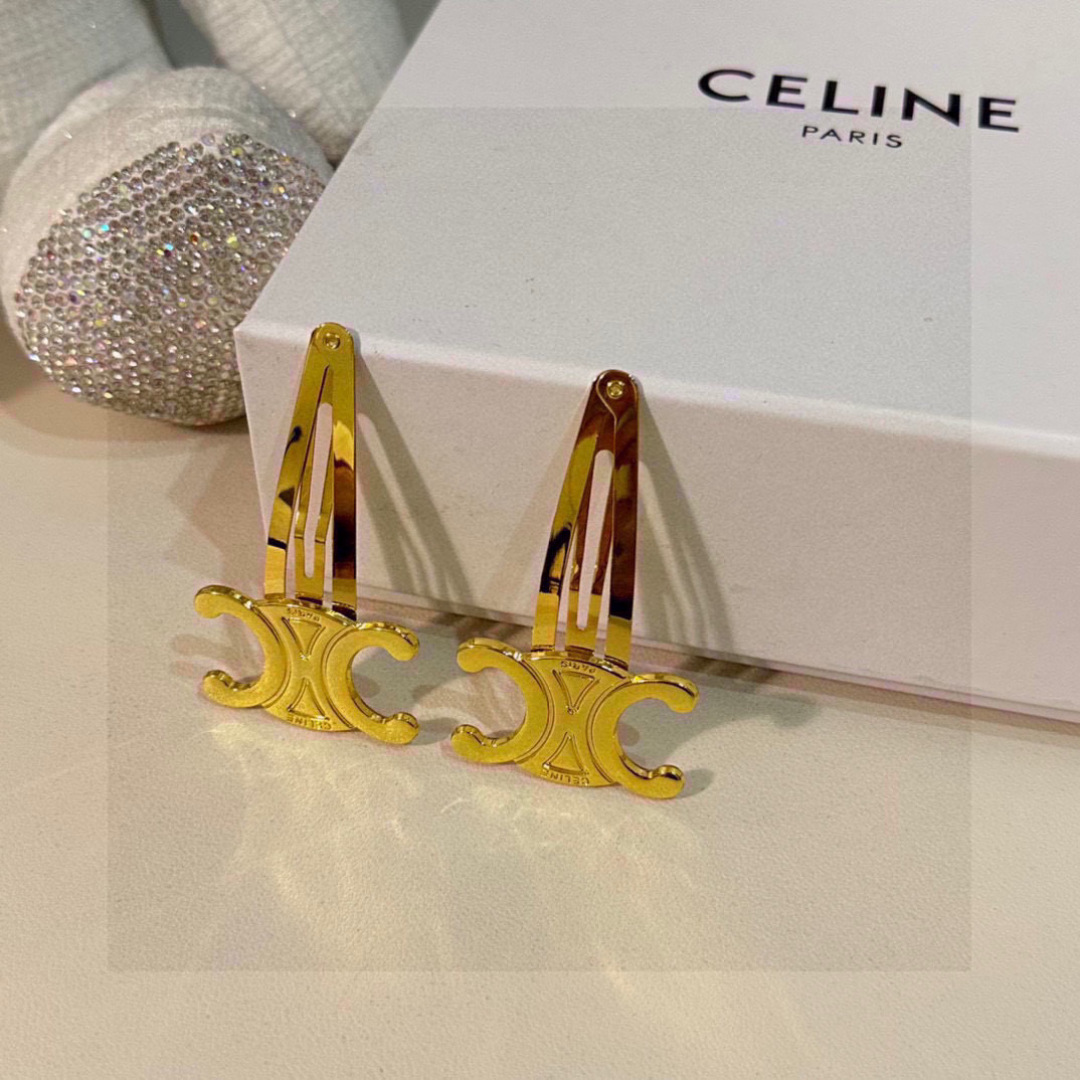  （一对）配全套包装
CELINE（赛琳）今年最好卖的新款
Vintage中古复古金属发夹
超仙的一对 