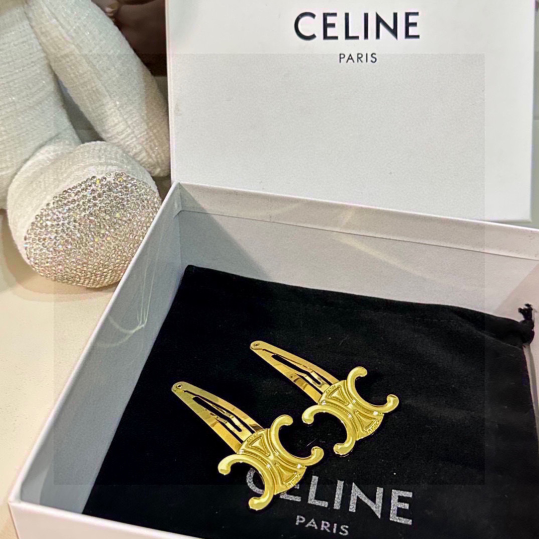  （一对）配全套包装
CELINE（赛琳）今年最好卖的新款
Vintage中古复古金属发夹
超仙的一对 