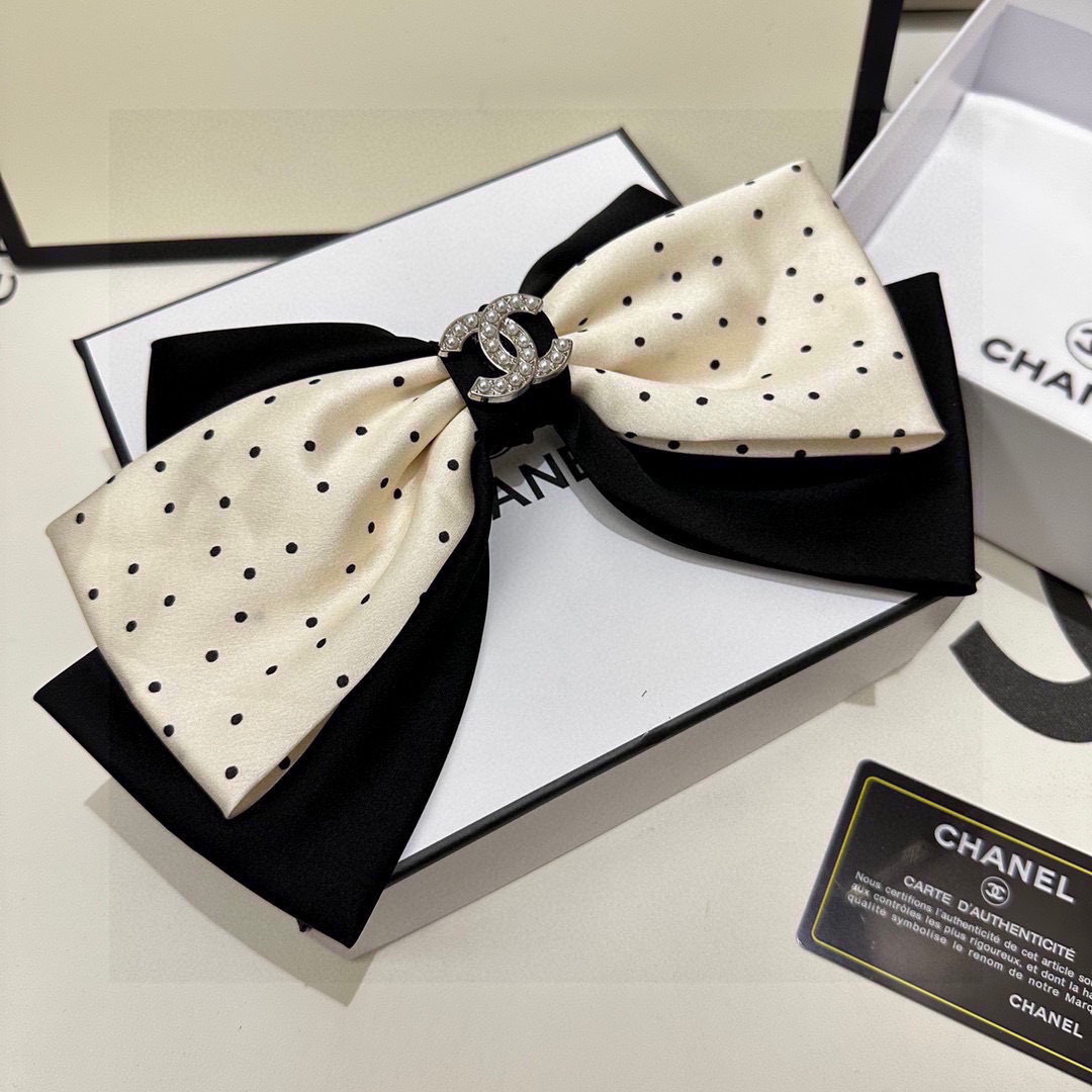  配专柜包装
CHANEL（香奈儿）最新蝴蝶结中古五金发夹#
信我！人手必备的单品 这件必须买
洋气神仙